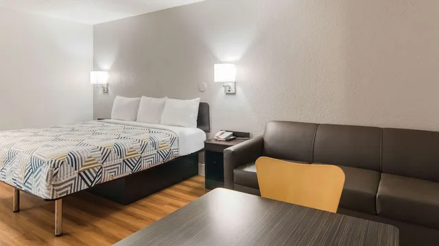 غرفة قياسية بسرير كينج، Motel6 Addison, TX - Dallas 7/10