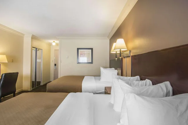 غرفة رباعية بسريرين كوين، Quality Inn & Suites High Level, AB 1/8