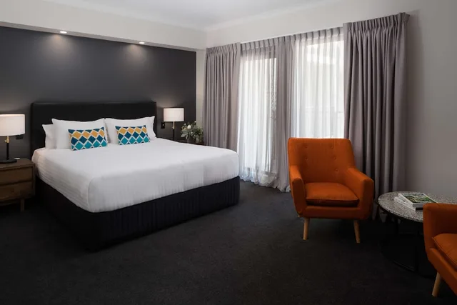 Executive, Queen Bed, Esplanade Hotel Fremantle by Rydges 2/4