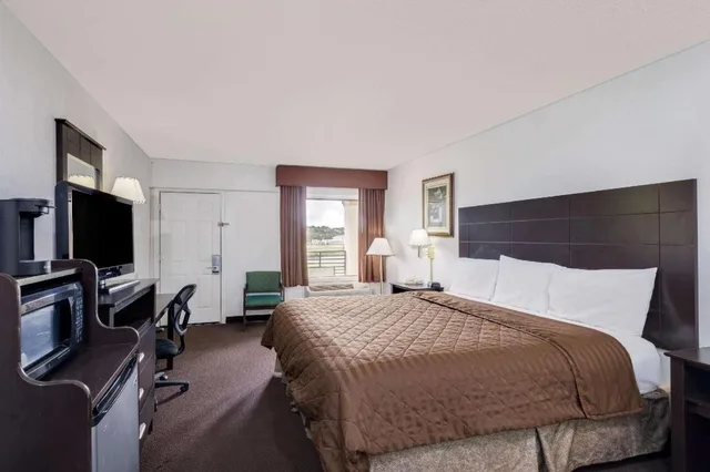 غرفة بسرير كينج للمدخنين، Travelodge by Wyndham Ozona 1/1