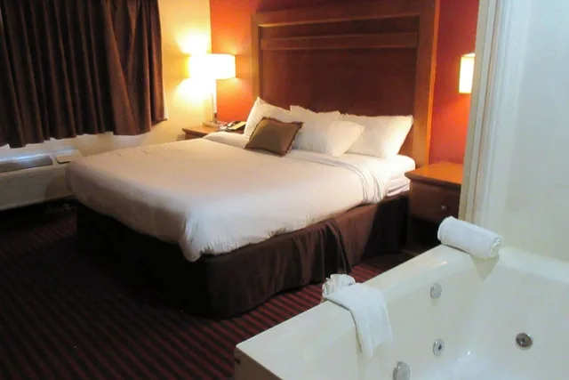 جناح بسرير كينج مع أريكة، Quality Inn & Suites Stillwater 1/2