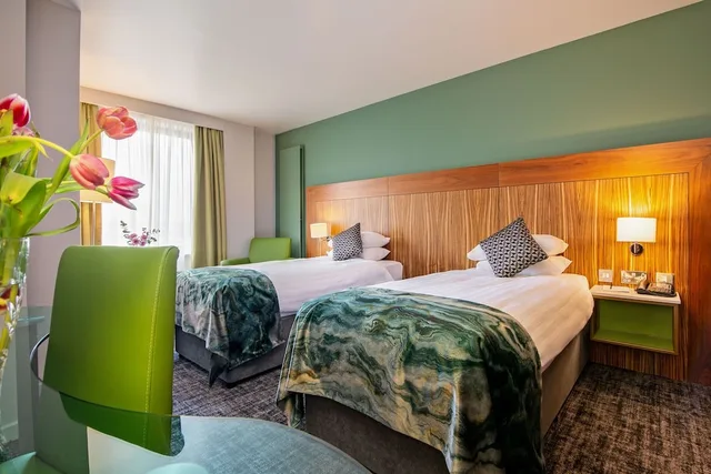 Standard, Twin Beds, Glasshouse Hotel 3/7