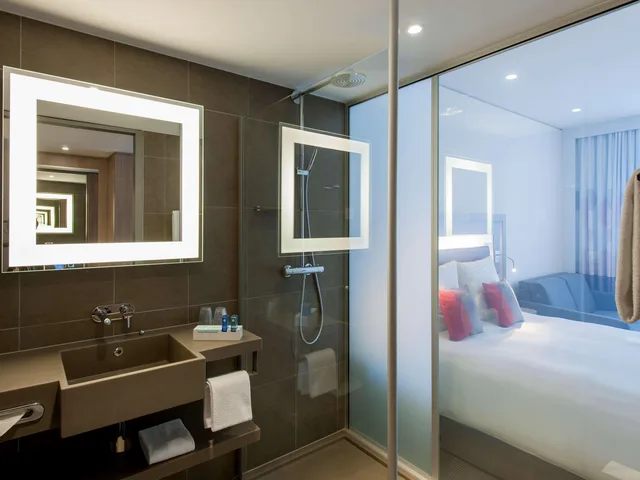 غرفة سوبيريور بسرير كوين، Novotel Lugano Paradiso 5/6