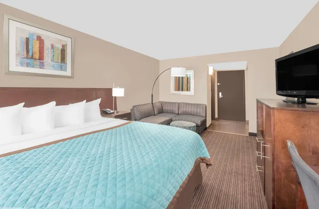 جناح بسرير كينج بحوض جاكوزي، Wyndham Garden Midland 2/4