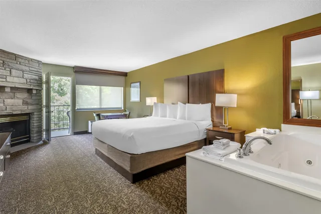 غرفة بسرير كينج بشرفة بجاكوزي، Best Western Plaza Inn 4/4