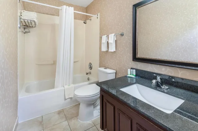 Upgrade, King and Queen Bed، Rodeway Inn Festival Stratford ON 3/5