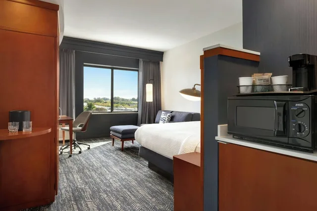 غرفة بسرير كينج مع أريكة، Courtyard Lancaster 3/8
