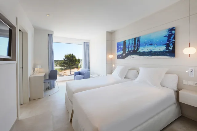 غرفة بسريرين منفصلين بإطلالة على البحر بشرفة، Iberostar Selection Santa Eulalia Ibiza - Adults Only 3/10