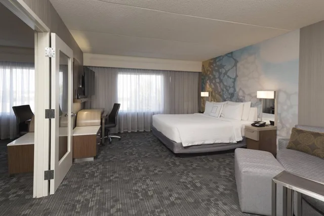 Suite, King Bed, Dining Area, Sofa, Accessible، Courtyard By Marriott Toronto Vaughan 1/5