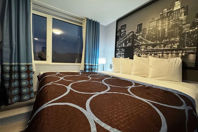 غرفة بسرير كينج لذوي الإعاقة، Super 8 by Wyndham Brooklyn Fulton Street/Broadway Junction 1/3