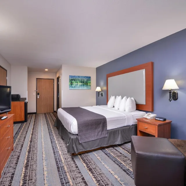 غرفة بسرير كينج بحوض جاكوزي، Best Western Newberg Inn 2/10