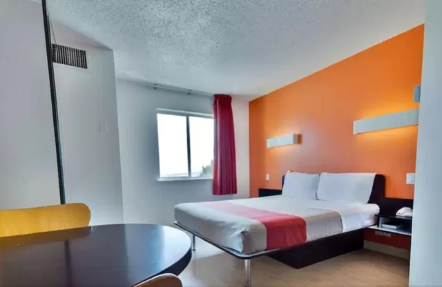 غرفة بسرير كينج، Motel6 Fort Worth, TX - Stockyards 7/10