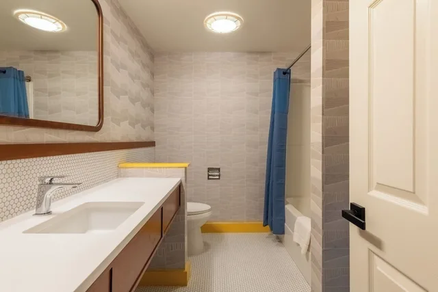 غرفة فاخرة بسرير كينج بشرفة، Ogunquit Hotel 9/10