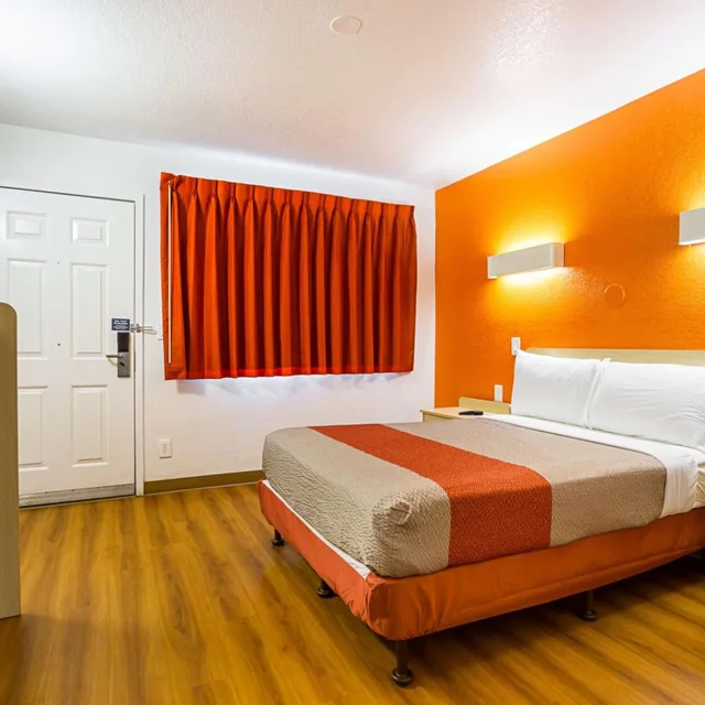 1 Full Bed ADA/Tub, Motel6 Mesa, AZ - North 3/10