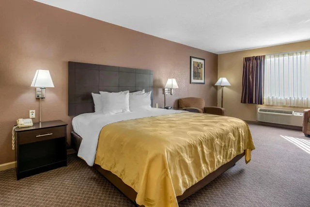 غرفة بسرير كينج لذوي الإعاقة، Quality Inn West Memphis 2/3
