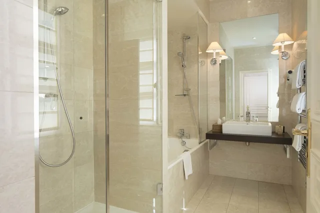 غرفة بريستيج بسرير كوين بإطلالة على الفناء، HOTEL DU DANUBE SAINT GERMAIN 1/1