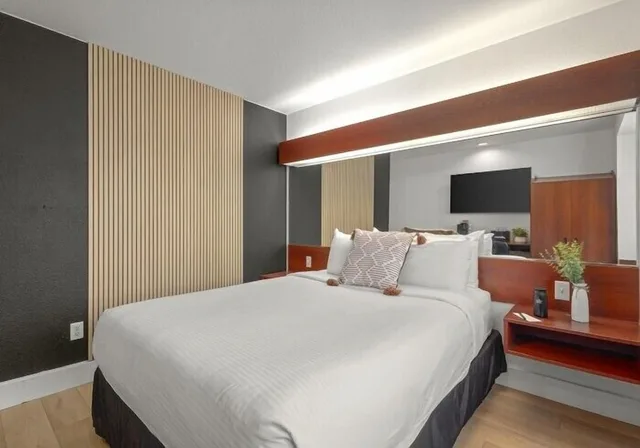 Standard, Queen Bed, The Block Hotel 4/8
