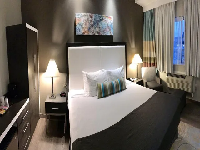 غرفة بسرير كوين، Best Western Plus Brooklyn Bay Hotel 1/1