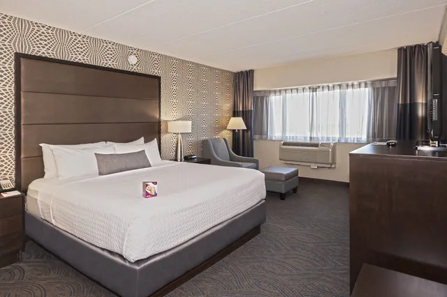 غرفة بريميوم بسرير كينج مع أريكة، Crowne Plaza Suites Msp Airport Mall Of America 2/4