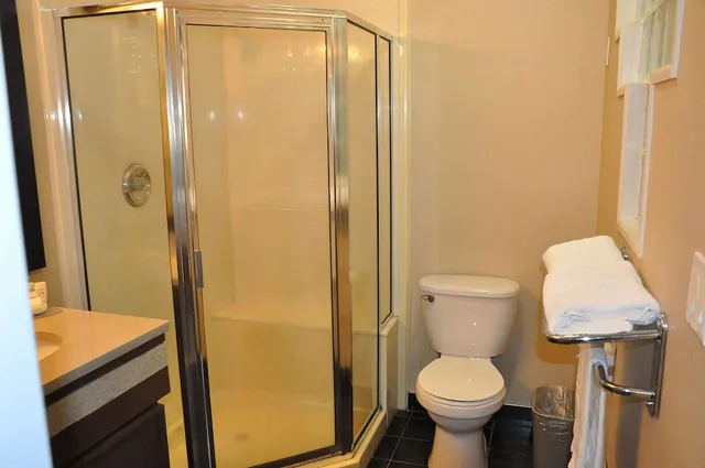 غرفة بسرير كينج، Ramada by Wyndham Abbotsford 4/4