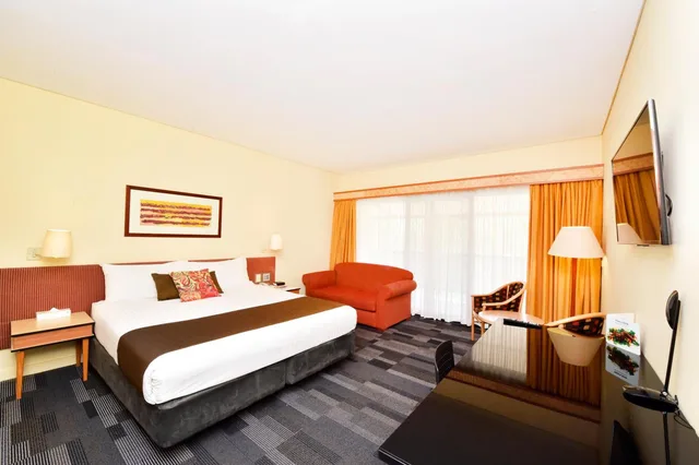 غرفة ديلوكس بسرير كوين بشرفة بإطلالة، Mercure Alice Springs Resort 2/4