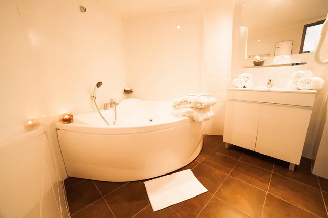 جناح جونيور بسرير كوين مع أريكة، Hotel Les Domes - Perpignan Sud by Hosteletour 4/4