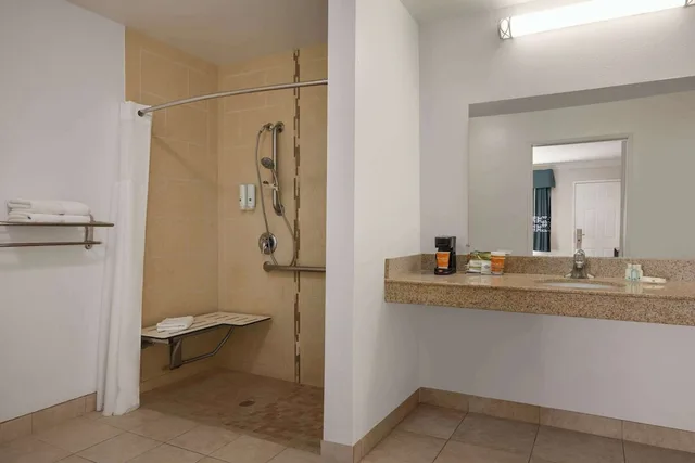 غرفة قياسية بسرير كوين لذوي الإعاقة، Quality Inn Lake Elsinore 3/4