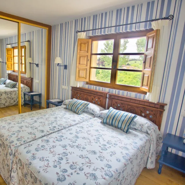 غرفة بسرير مزدوج أو سريرين منفصلين، Hotel Colonial de Santillana 1/10