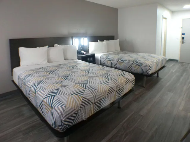 2 Queen Beds - Mobility Access Tub Nsmk، Motel6 Winslow, AZ 6/10