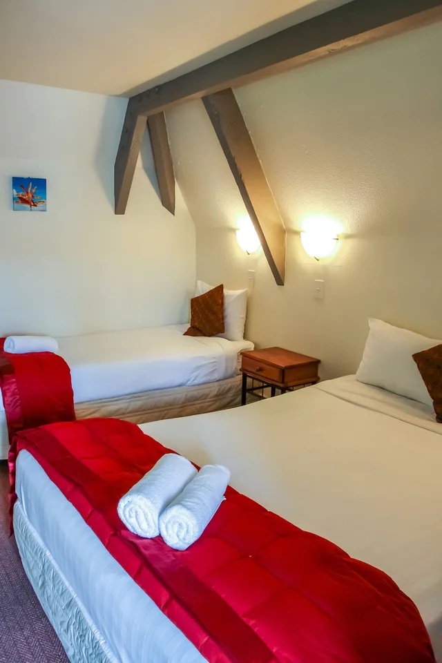 2 Bedrooms, Exclusive, Apartment, 2 Queen and Twin Beds, 2 Bathrooms، Camelot Motor Lodge 1/4