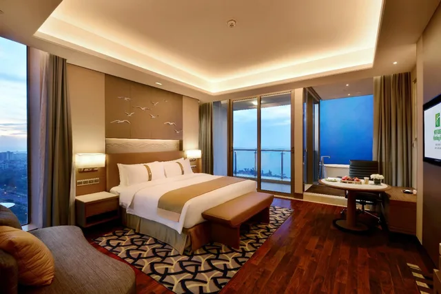غرفة بريميوم بسرير كينج في طابق مرتفع، Holiday Inn Haikou West Coast 4/7