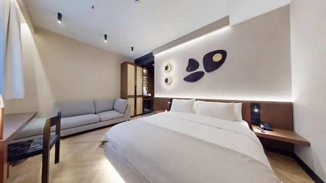 Superior, Queen Bed, Trianon 6/10