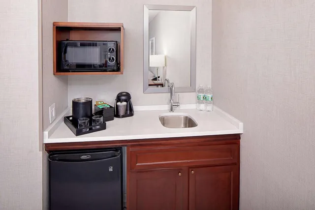 جناح بسريرين كوين بغرفتين مع أريكة، Embassy Suites by Hilton Boston Marlborough 4/5