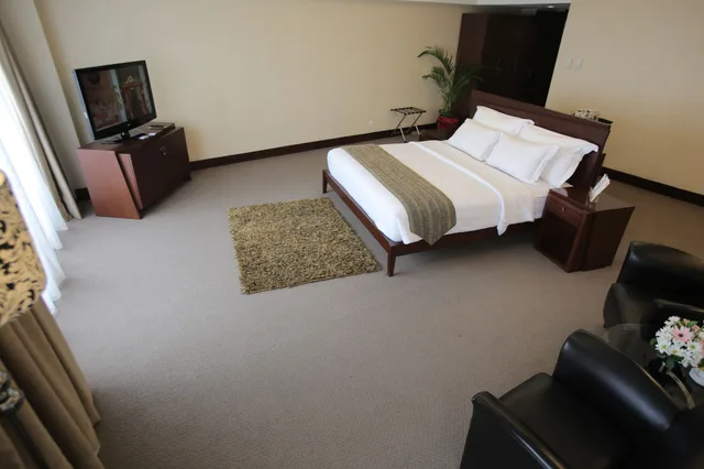 Armani, Suite, King Bed، Merlynn Park Hotel 4/8