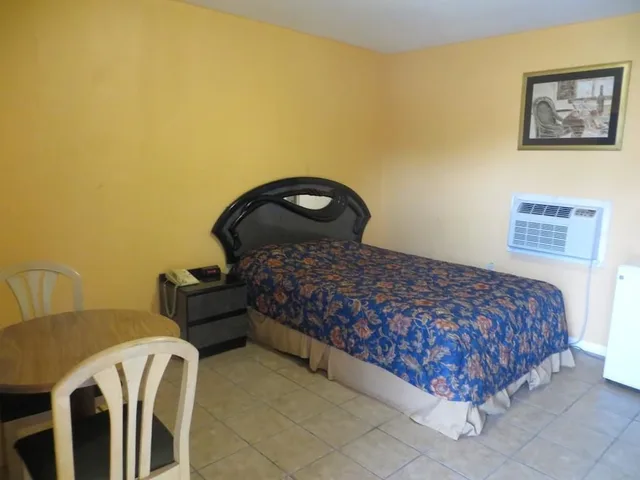 غرفة قياسية بسرير كوين، Travel Inn & Suites 2/4