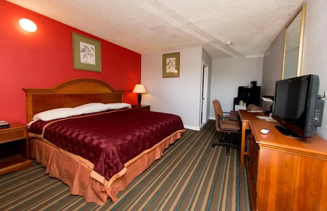جناح ديلوكس بسرير كينج، Scottish Inn & Suites Bensalem 1/7