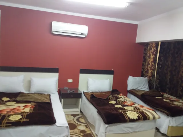 غرفة رباعية بسرير مزدوج وسريرين منفصلين، Isis Hotel 2 - Hostel 4/10