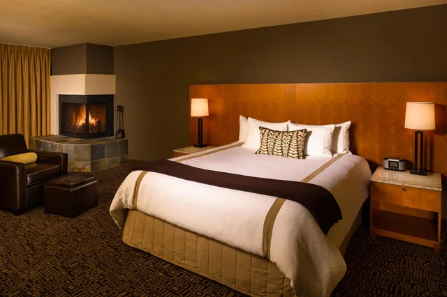 غرفة قياسية بسرير كينج مع أريكة يُسمح فيها بالحيوانات الأليفة، Mt Hood Oregon Resort, Bw Premier Collection 4/6