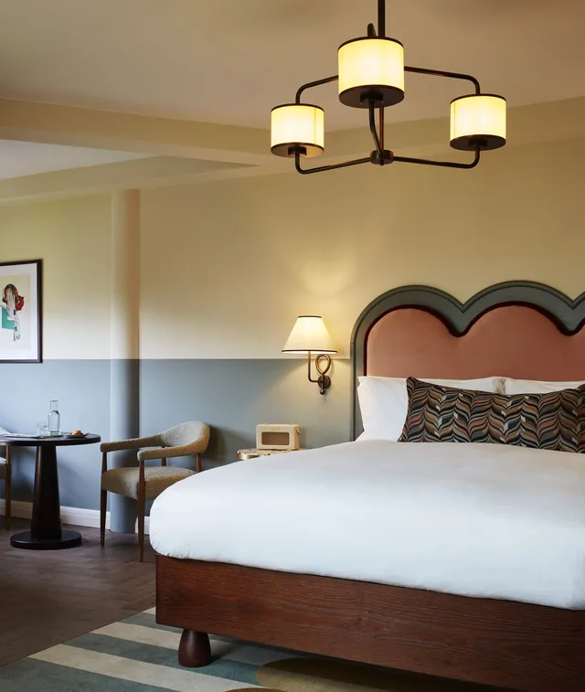 Roomy, Queen Bed، The Hoxton Charlottenburg 3/5