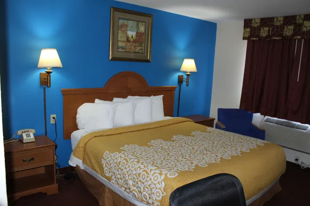 Room, King Bed, Baymont by Wyndham Perrysburg/Toledo 2/8