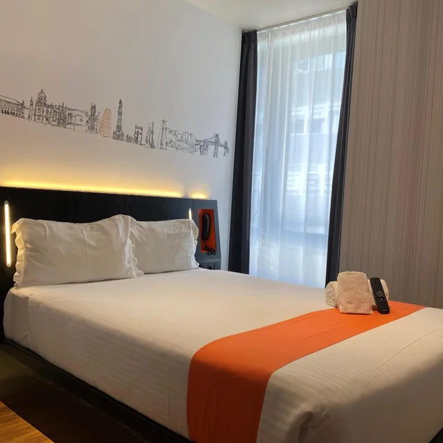 غرفة بسرير مزدوج، easyHotel Lisbon 1/6