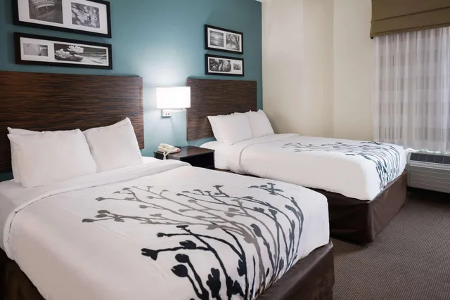 غرفة بسريرين مزدوجين مع أريكة، Sleep Inn & Suites Port Clinton 1/3