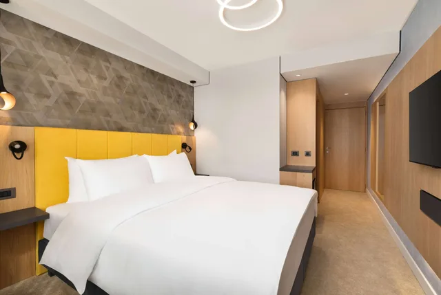 غرفة بسرير كينج لذوي الإعاقة، Ramada by Wyndham Slatina Parc 1/4