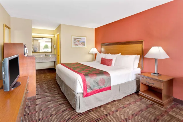 غرفة بسرير مزدوج، Ramada By Wyndham Baltimore West 2/2