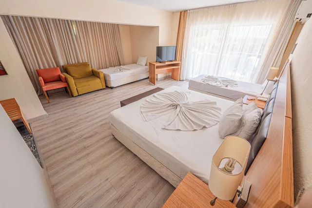 جناح بثلاثة أسرّة بغرفة نوم واحدة مع أريكة، Begonville Hotel 7/10