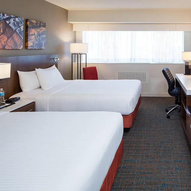 غرفة بسرير كينج وسريرين كوين، Delta Hotels By Marriott Calgary South 1/5