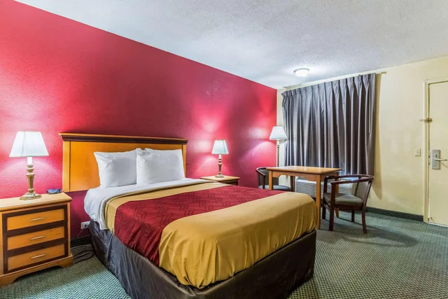 غرفة بسرير مزدوج، Econo Lodge Whiteville, NC 4/5