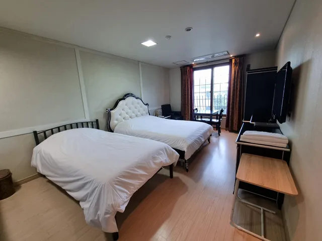 غرفة بسرير كوين وسرير فردي بإطلالة على الجبل، Geoje Oasis Hotel 1/1