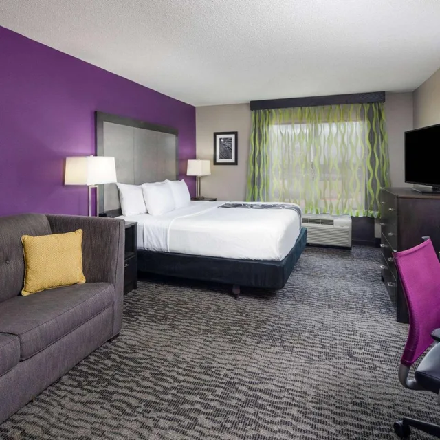 Executive, King Bed, Sofa, La Quinta Inn and Suites by Wyndham Kennesaw 3/8