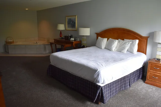 غرفة ديلوكس بسرير كينج مع أريكة بحوض جاكوزي، Dundee Resort And Golf Club 1/7
